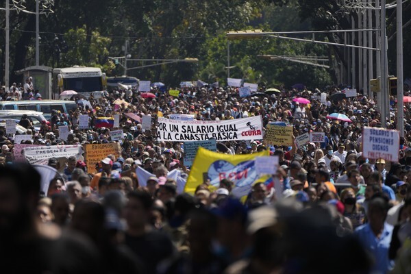 Com salário dizimado, milhares de professores protestam na Venezuela