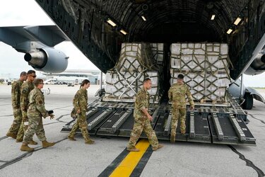 Baby formula: US military delivers 78,000 pounds from Europe