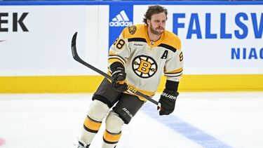 Bruins' David Pastrnak leaves game with upper-body injury - ESPN